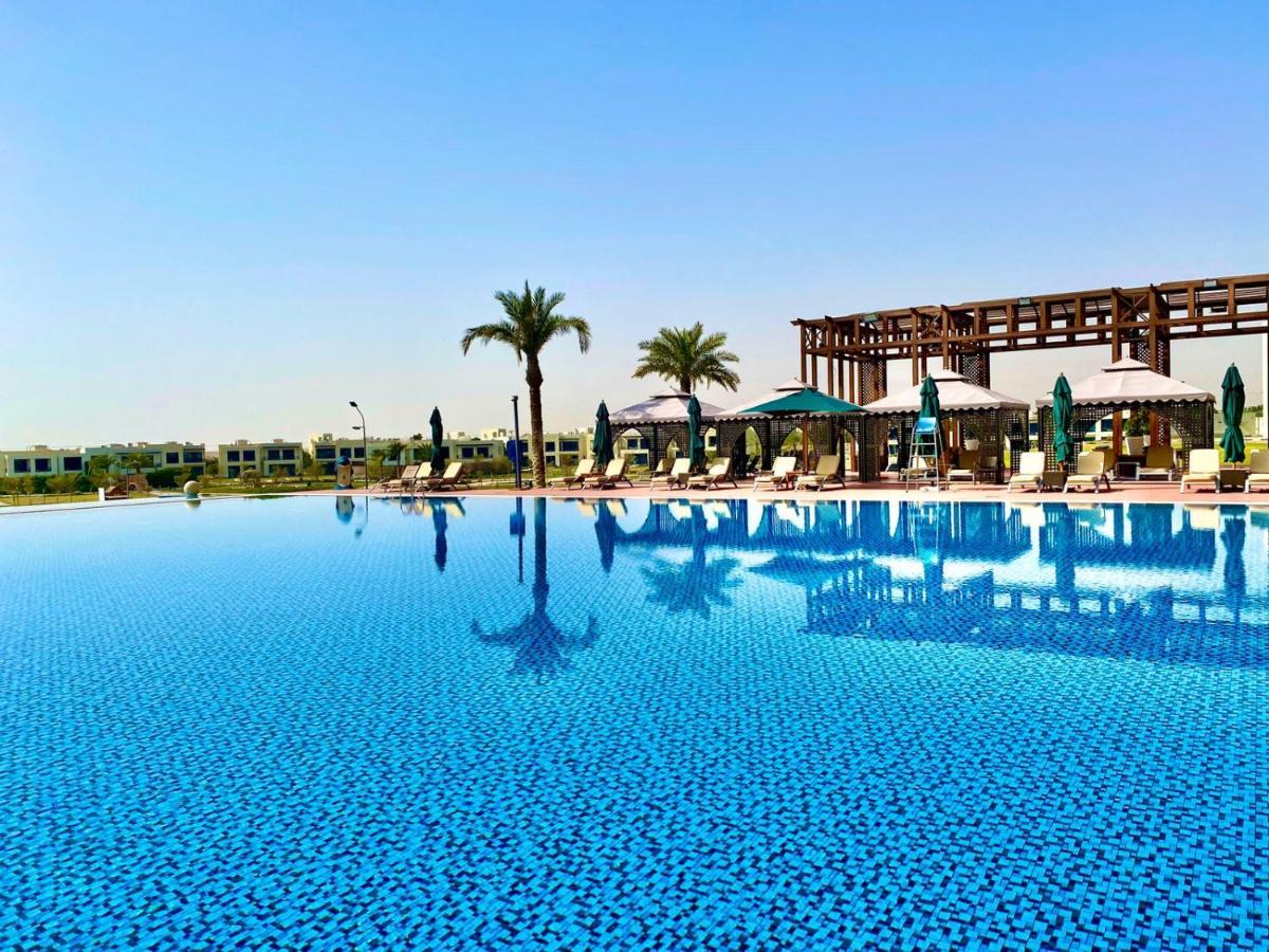 Retaj Salwa Resort & Spa Ad Dawhah Esterno foto The swimming pool at the clubhouse