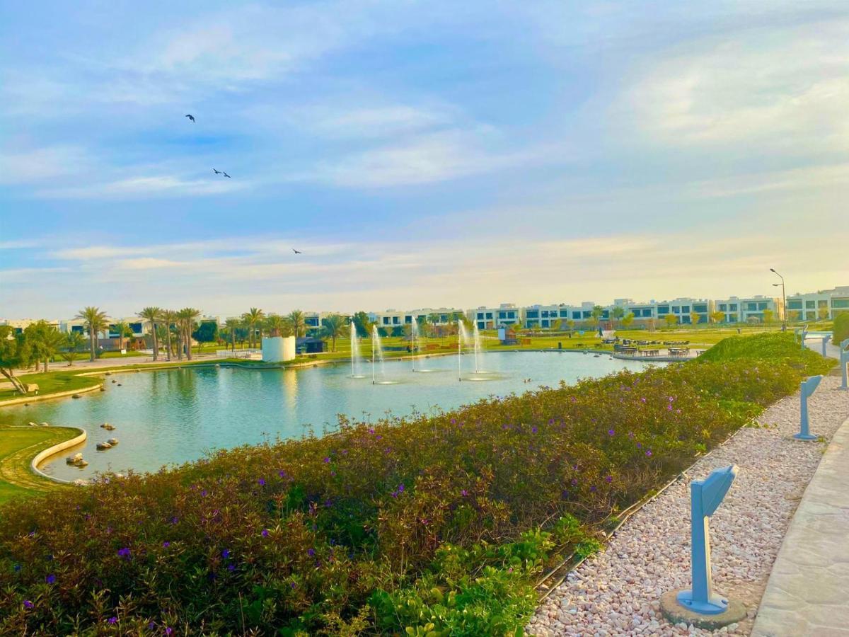 Retaj Salwa Resort & Spa Ad Dawhah Esterno foto View of the lake at Al-Shaqra