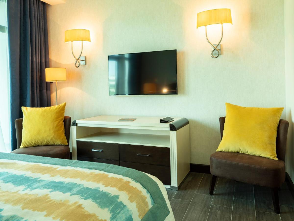 Retaj Salwa Resort & Spa Ad Dawhah Esterno foto A television in a hotel room