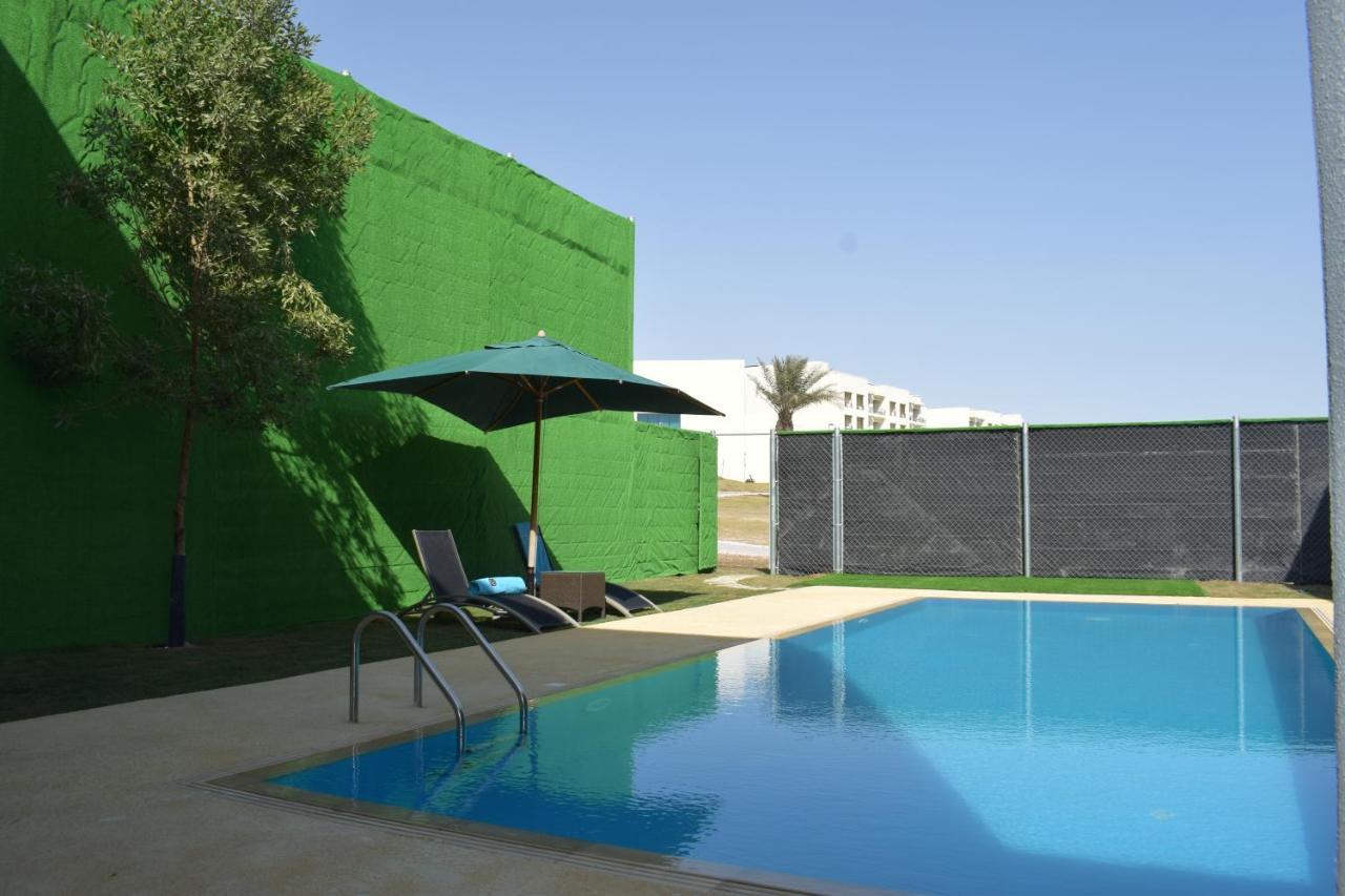 Retaj Salwa Resort & Spa Ad Dawhah Esterno foto A swimming pool in a private garden