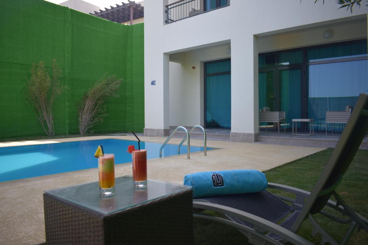Retaj Salwa Resort & Spa Ad Dawhah Esterno foto The swimming pool at the hotel