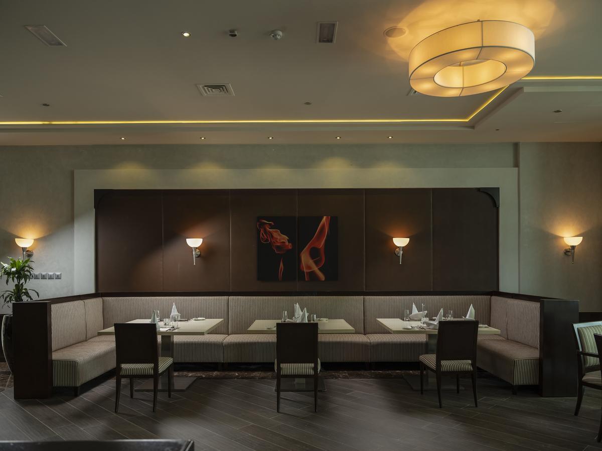 Retaj Salwa Resort & Spa Ad Dawhah Esterno foto The interior of the restaurant