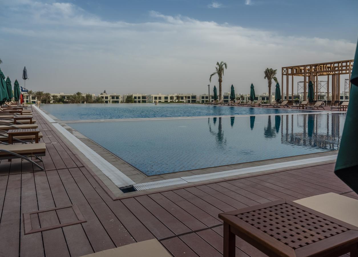 Retaj Salwa Resort & Spa Ad Dawhah Esterno foto The swimming pool at the Ritz-Carlton, Dubai