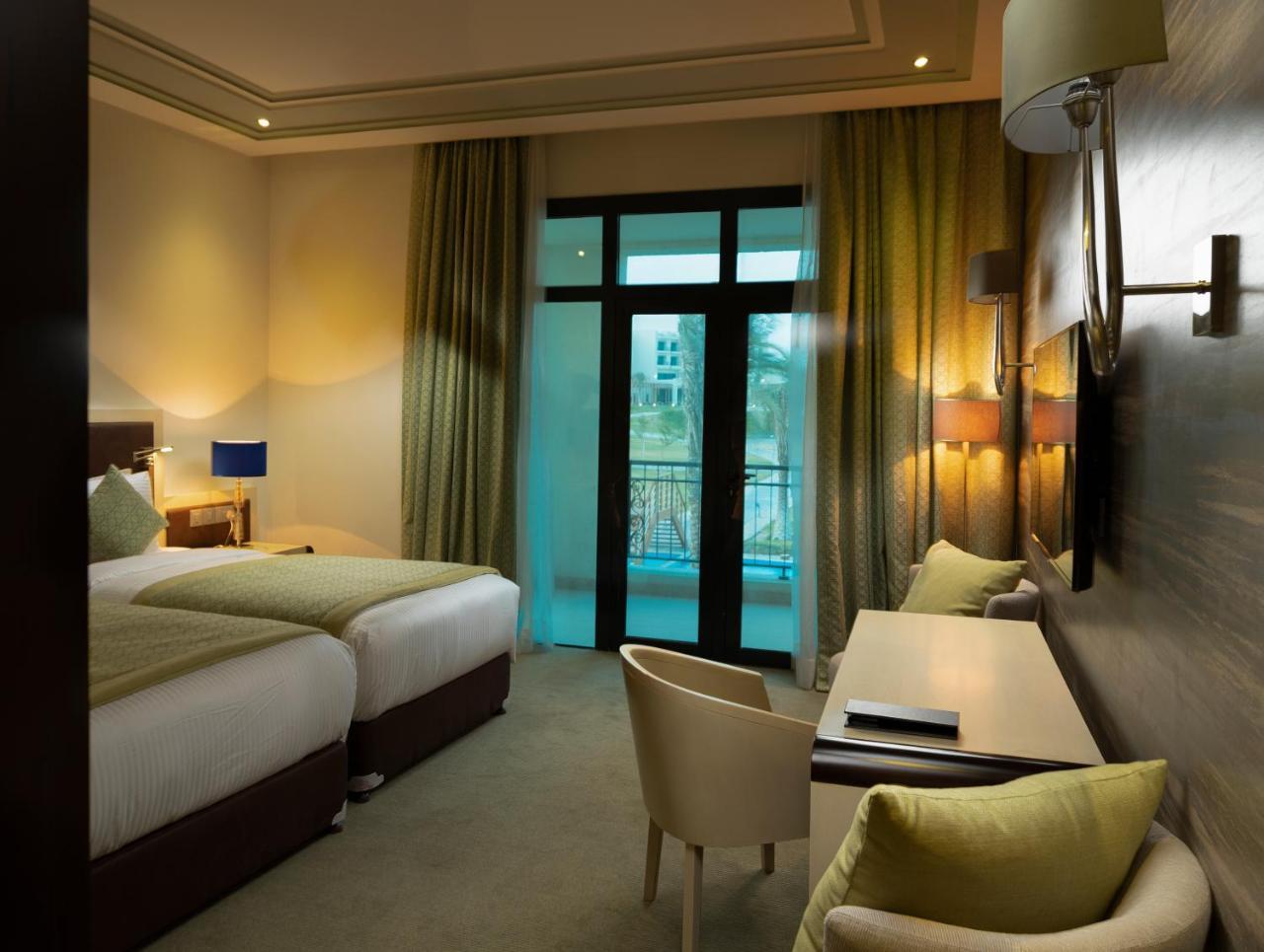 Retaj Salwa Resort & Spa Ad Dawhah Esterno foto A room at the hotel
