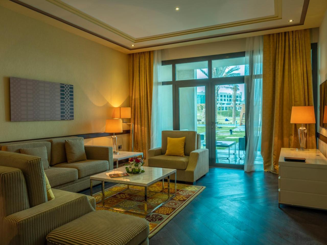 Retaj Salwa Resort & Spa Ad Dawhah Esterno foto A living room at the hotel