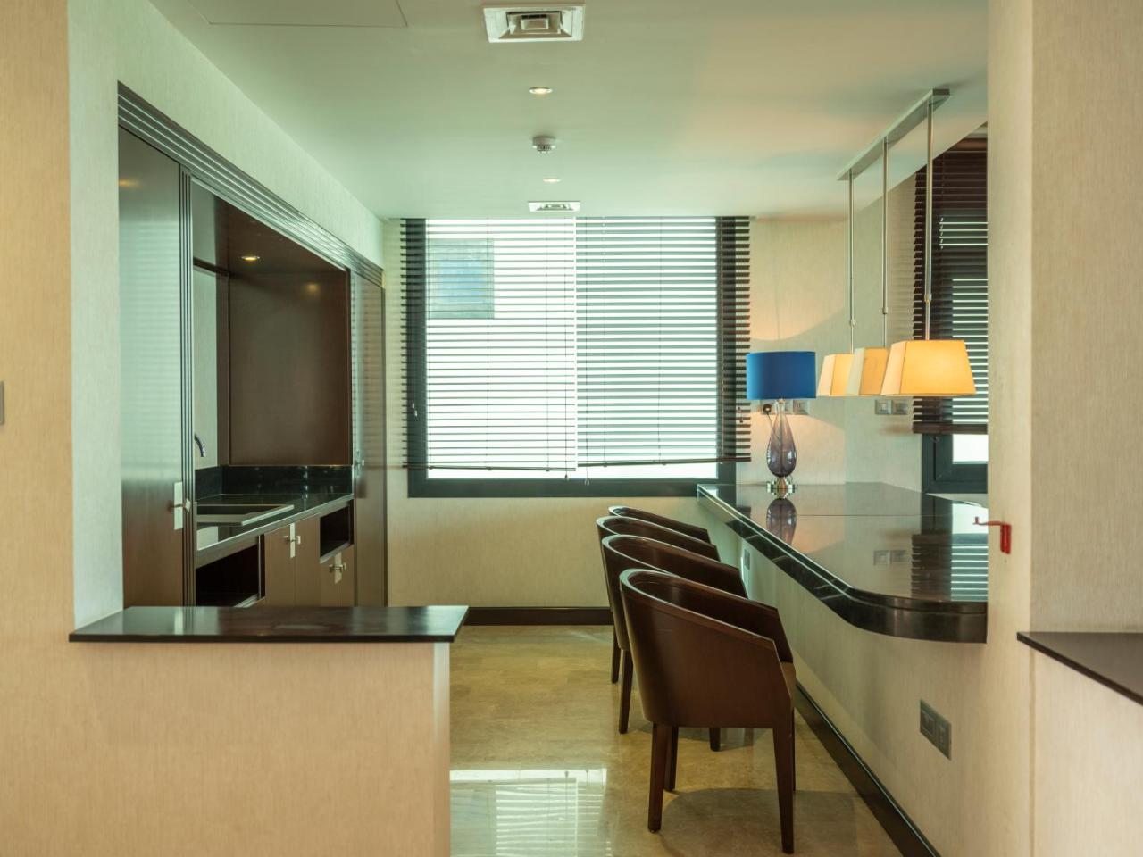 Retaj Salwa Resort & Spa Ad Dawhah Esterno foto A kitchen in a serviced apartment